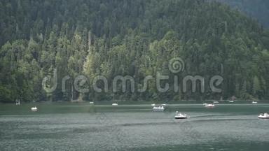 暑假期间，人们骑着双体船在美丽的山湖上。 水上运输夏季活动